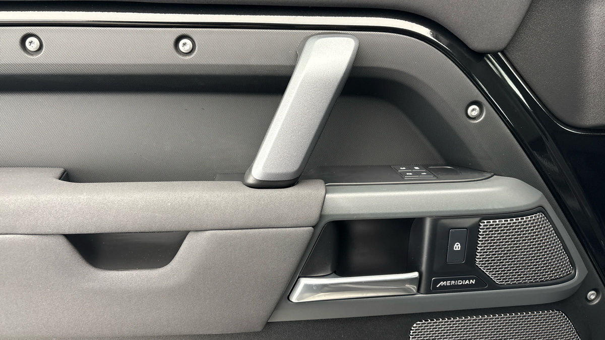 Land Rover Defender 110 Image 19