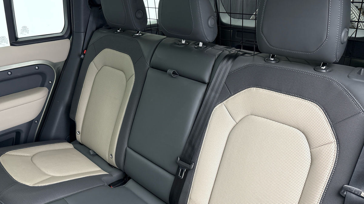 Land Rover Defender 110 Image 8