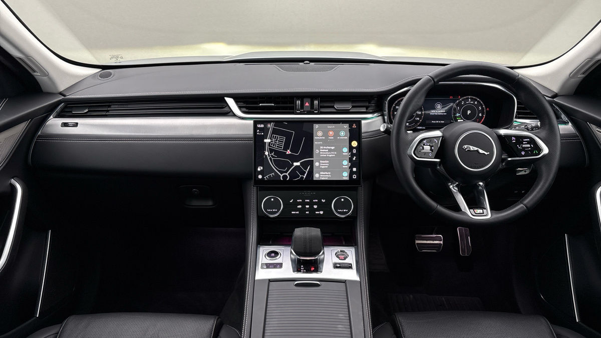 Jaguar F-PACE Image 12