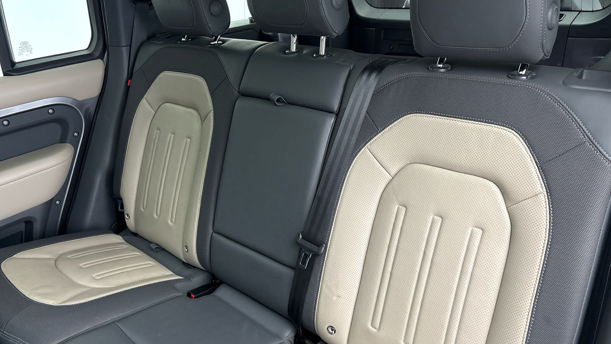 Land Rover Defender 110 Image 8