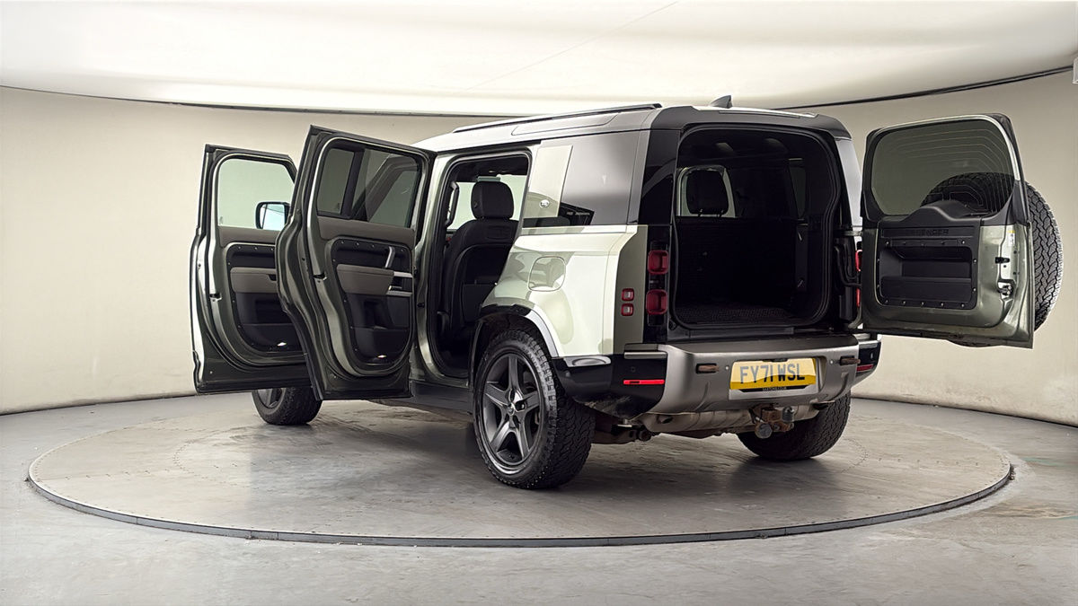 Land Rover Defender 110 Image 23