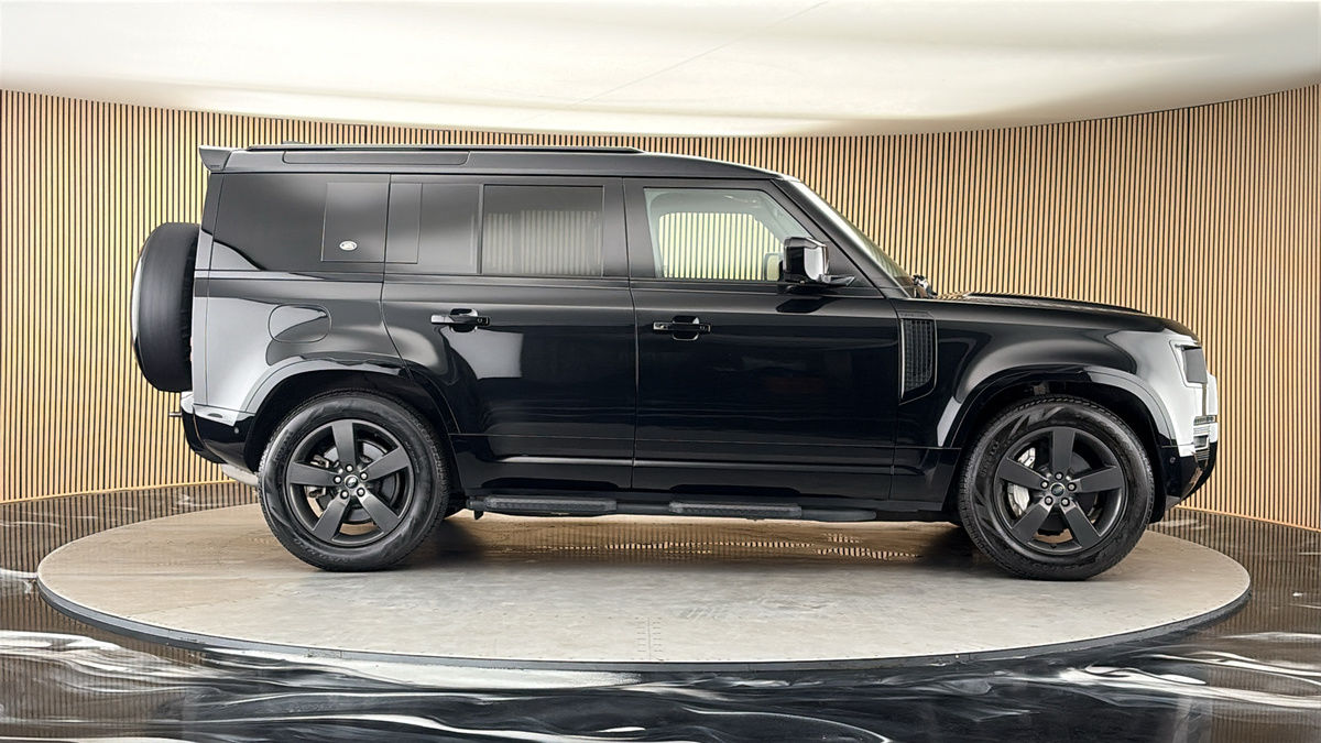 Land Rover Defender 110 Image 16