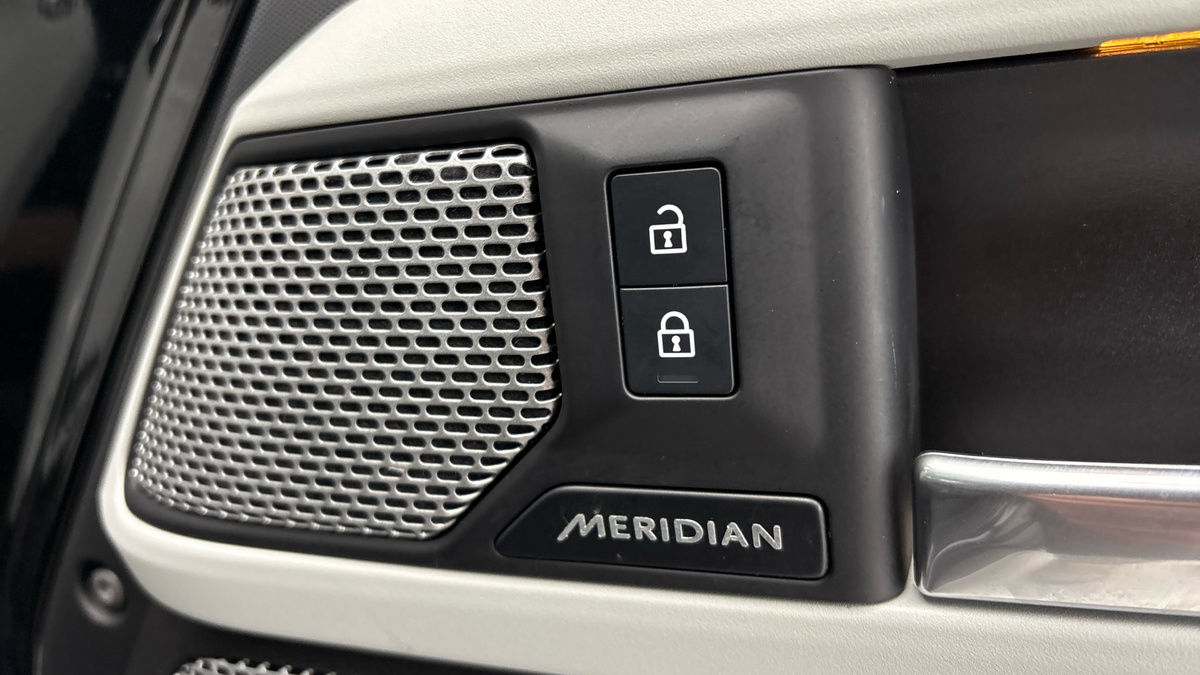 Land Rover Defender 130 Image 25