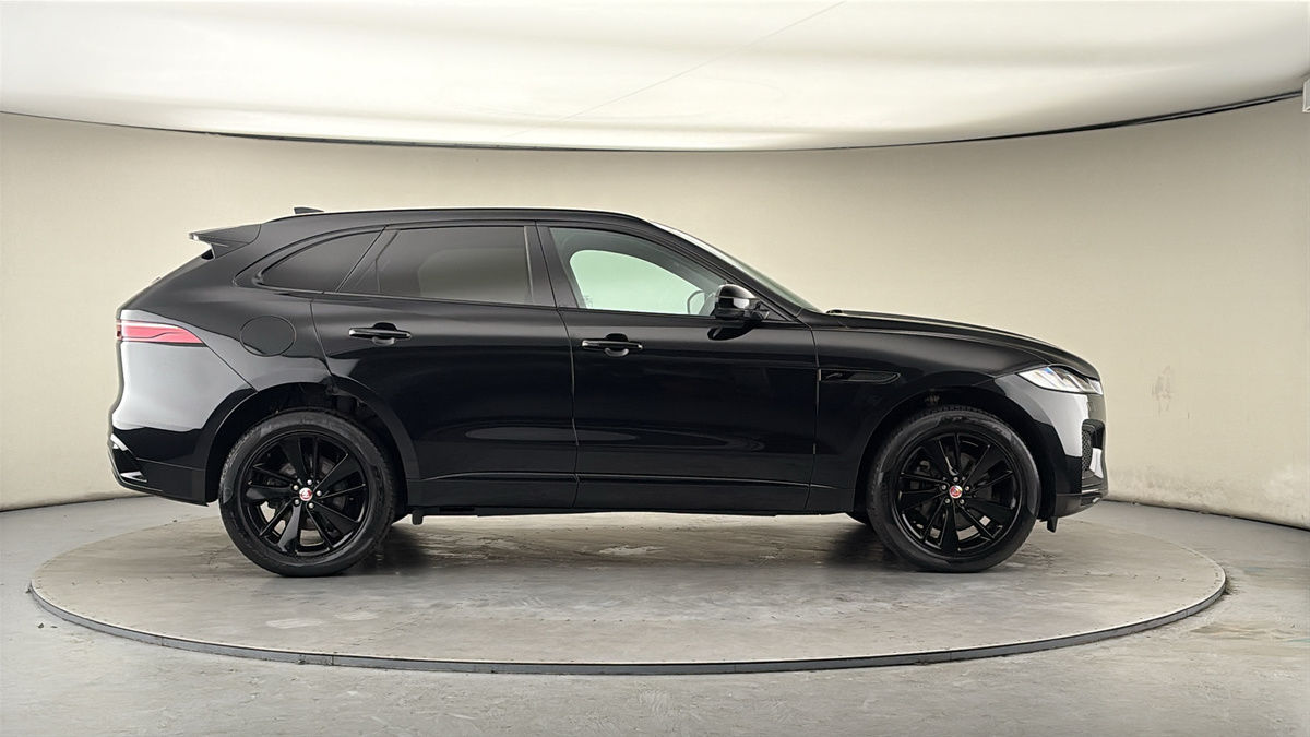 Jaguar F-PACE Image 16