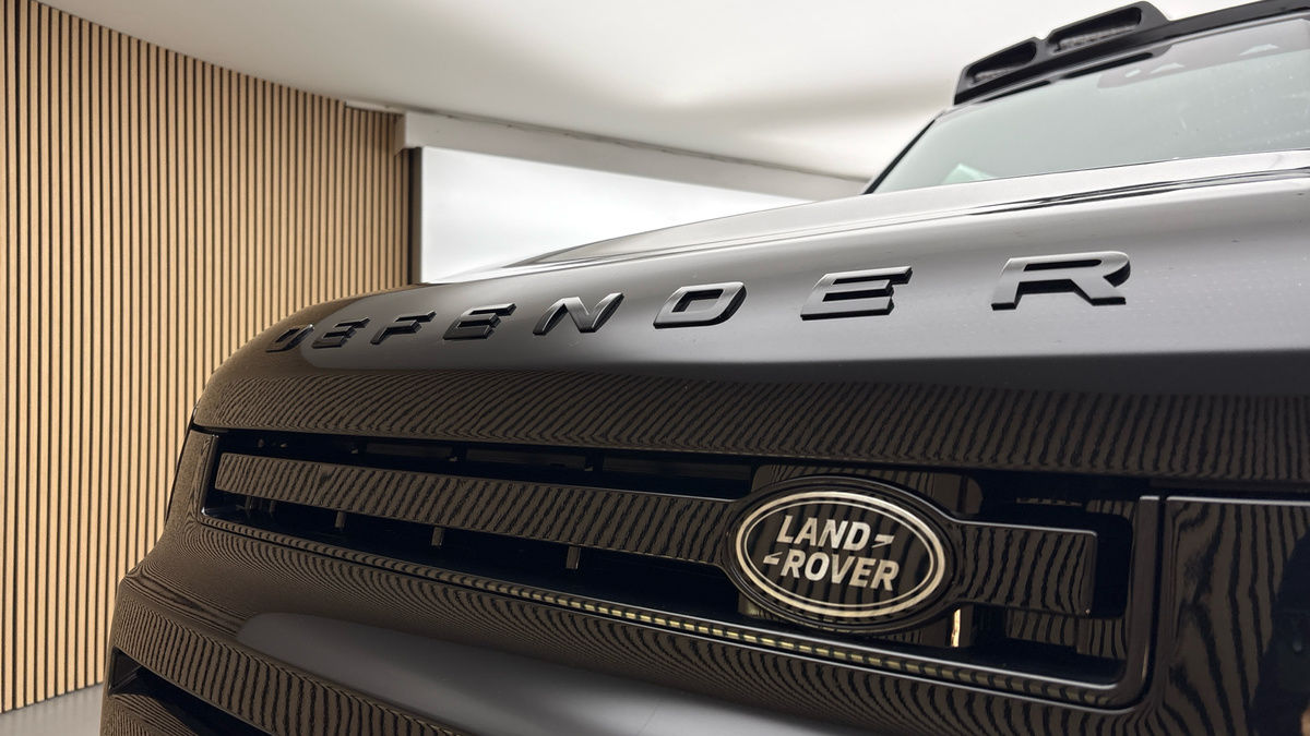 Land Rover Defender 110 Image 24