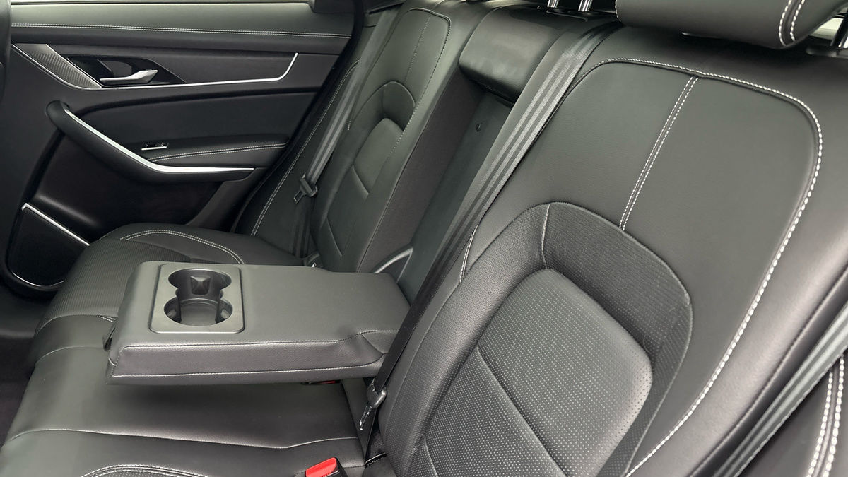 Jaguar F-PACE Image 9