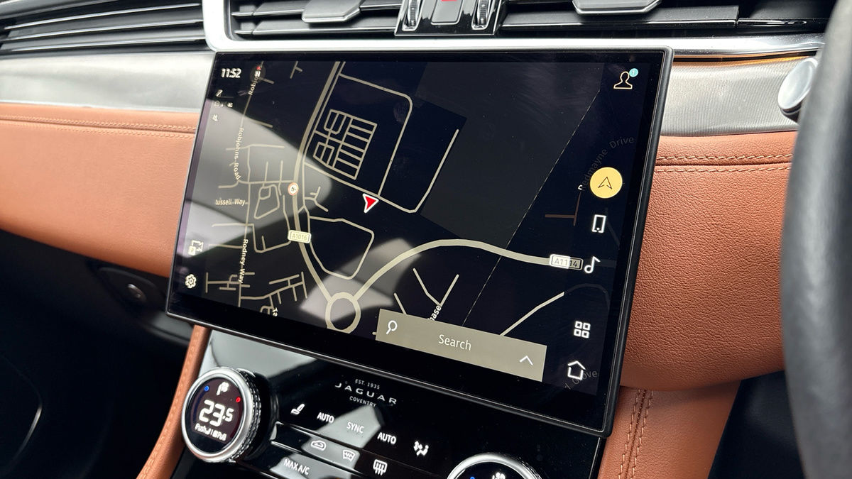 Jaguar F-PACE Image 17