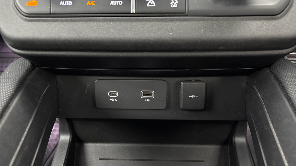 Land Rover Defender 110 Image 32