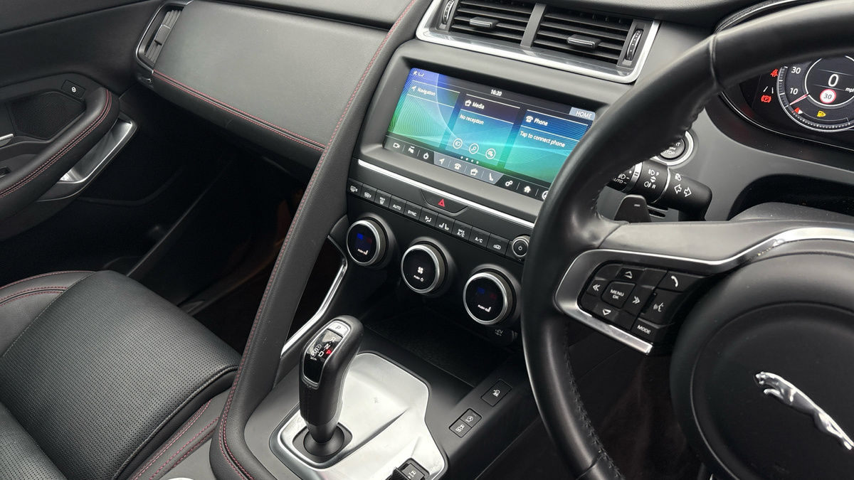 Jaguar E-PACE Image 18
