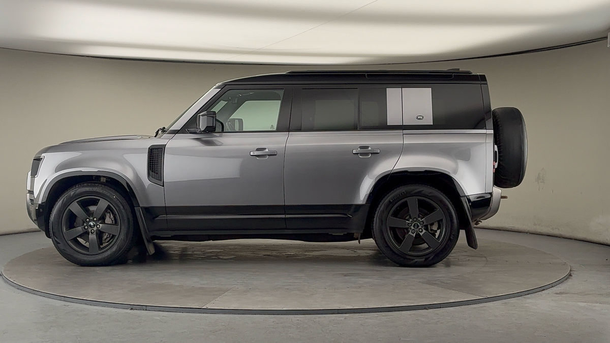 Land Rover Defender 110 Image 15