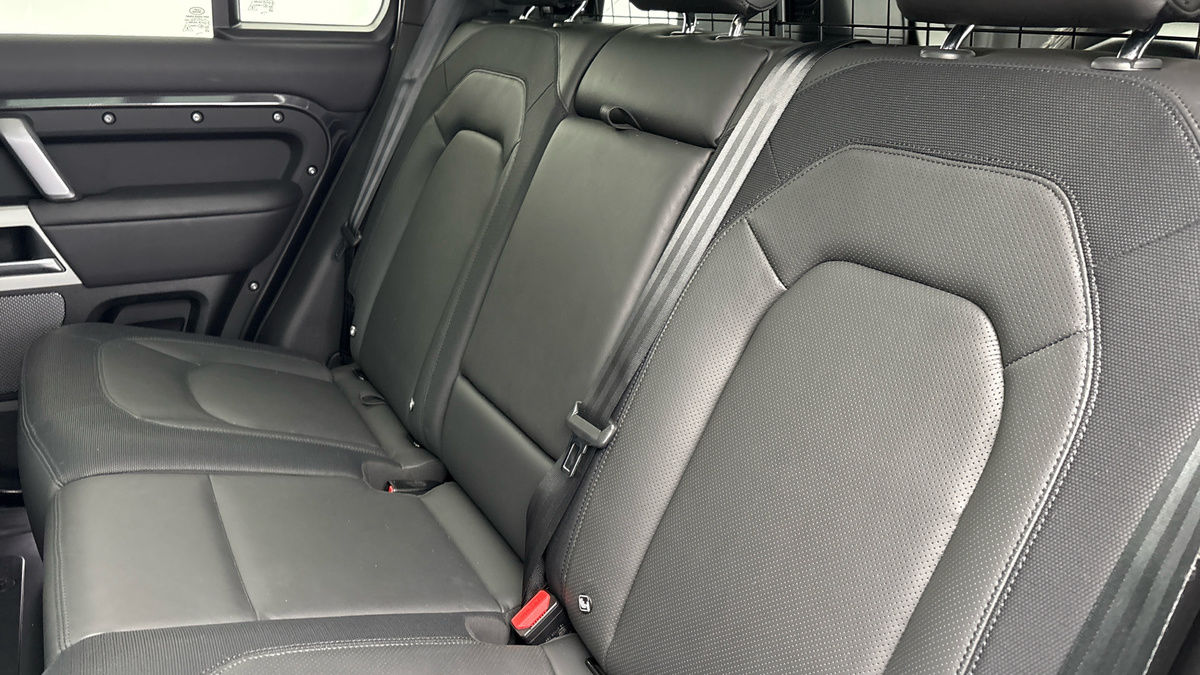 Land Rover Defender 110 Image 8