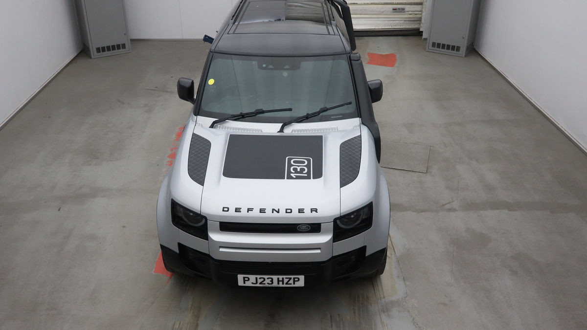 Land Rover Defender 130 Image 7