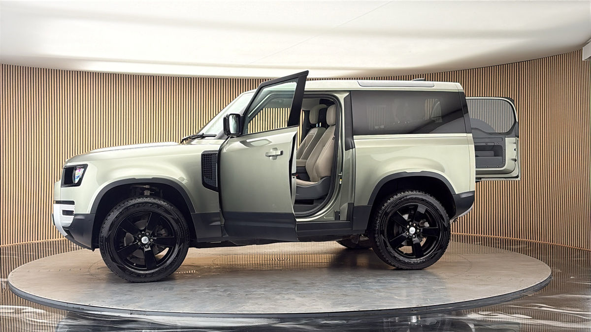 More views of Land Rover Defender 90