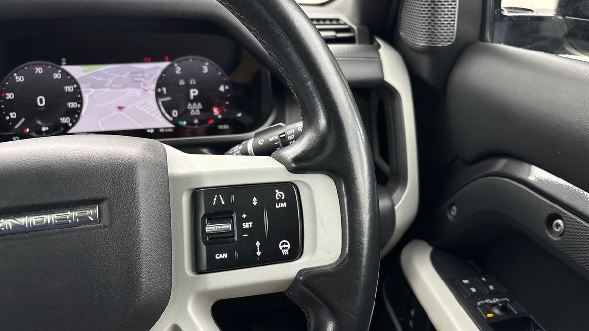 Land Rover Defender 110 Image 14