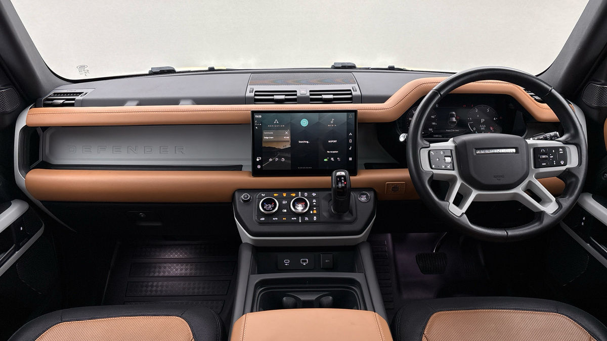 Land Rover Defender 110 Image 12