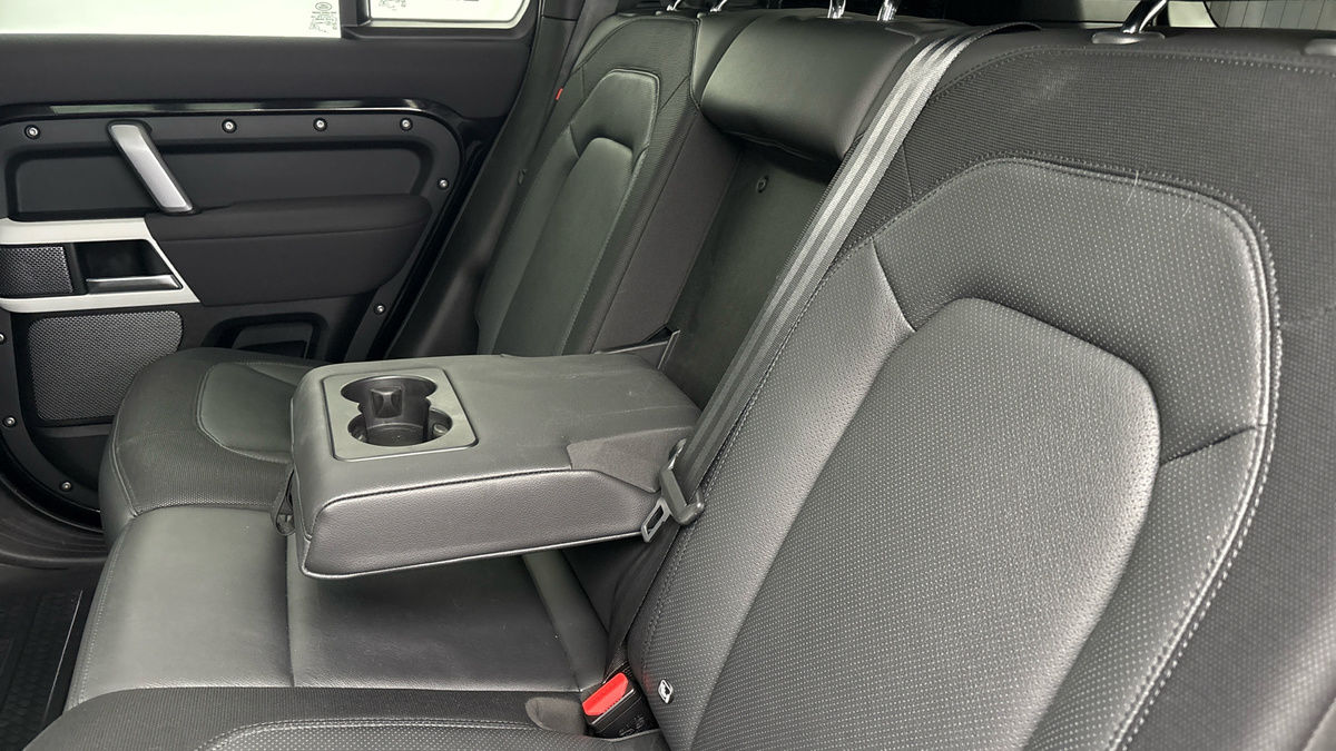 Land Rover Defender 110 Image 9