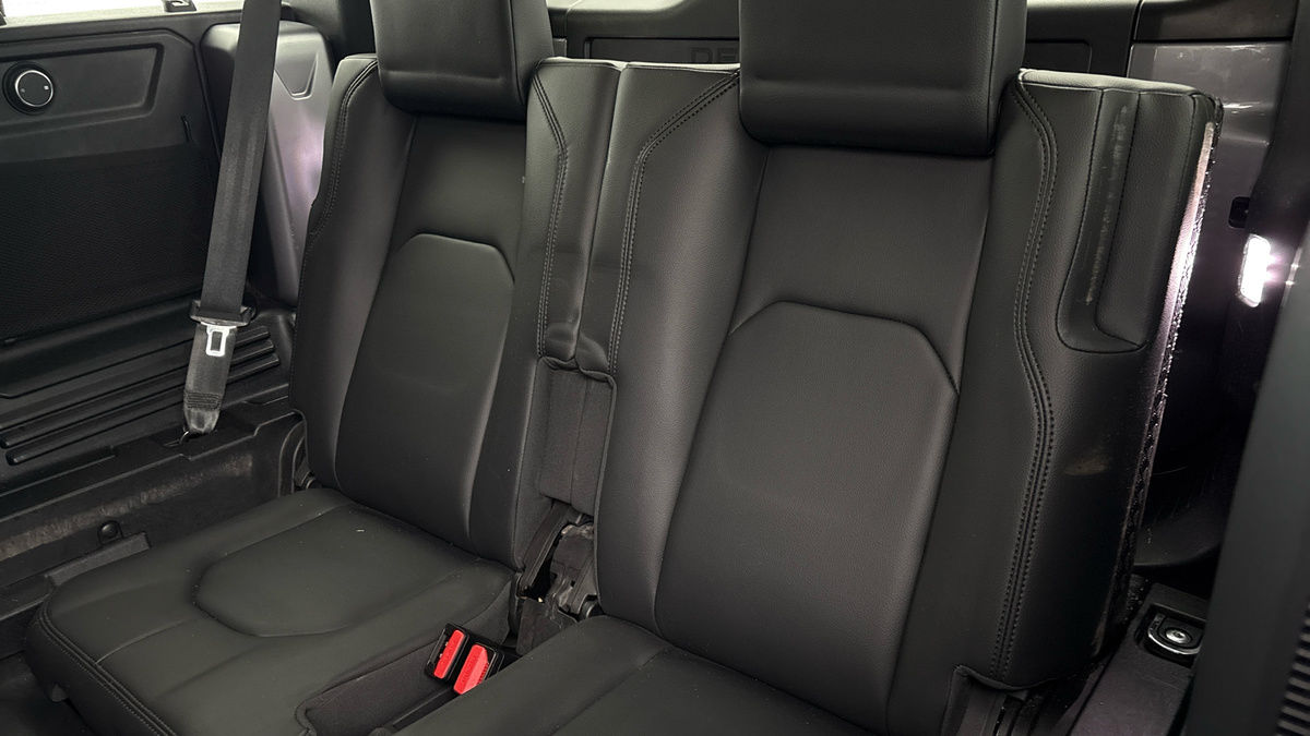 Land Rover Defender 110 Image 25