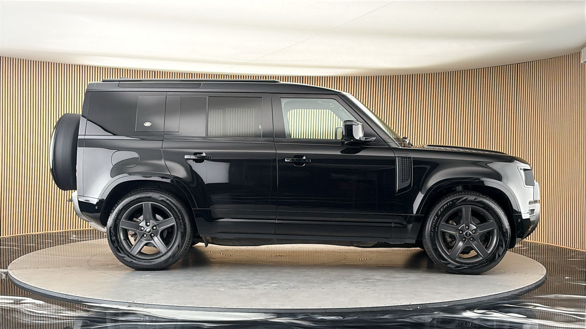 Land Rover Defender 110 Image 16