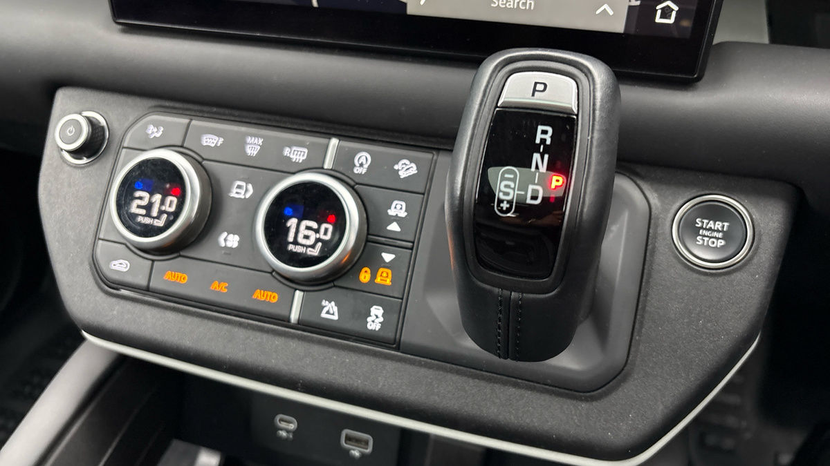 Land Rover Defender 110 Image 25