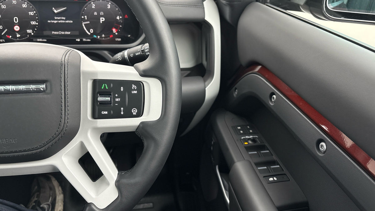 Land Rover Defender 130 Urban Image 14