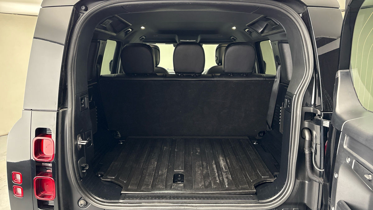 Land Rover Defender 110 Image 11