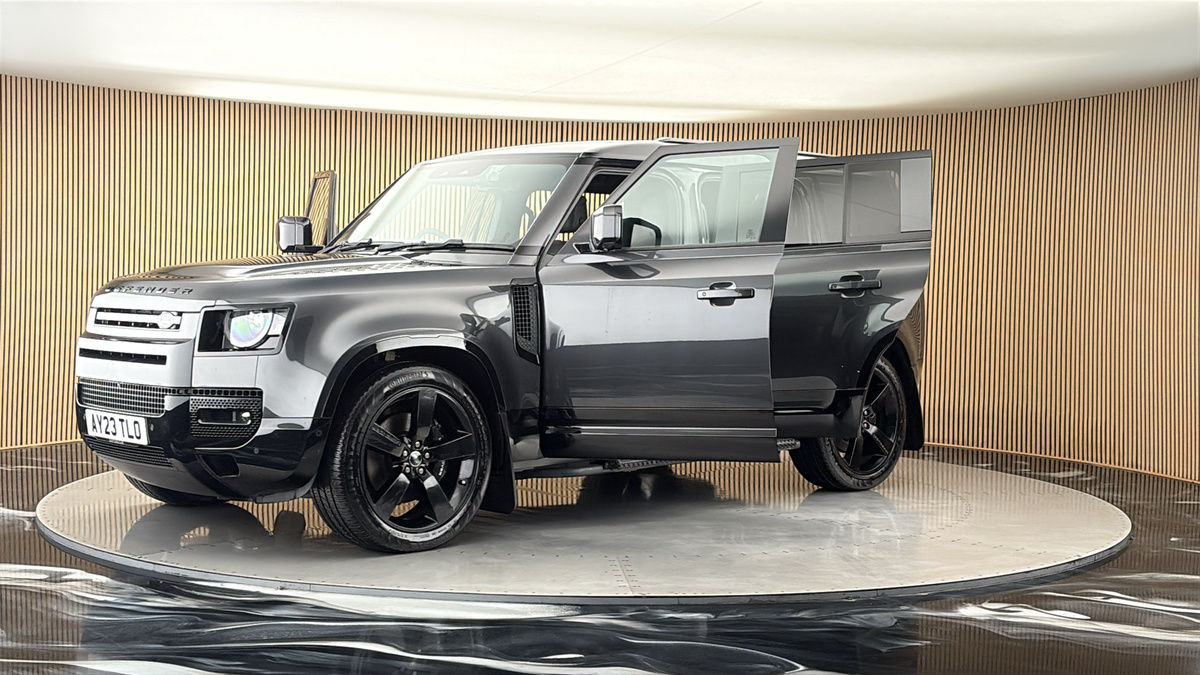 Land Rover Defender 110 Image 22