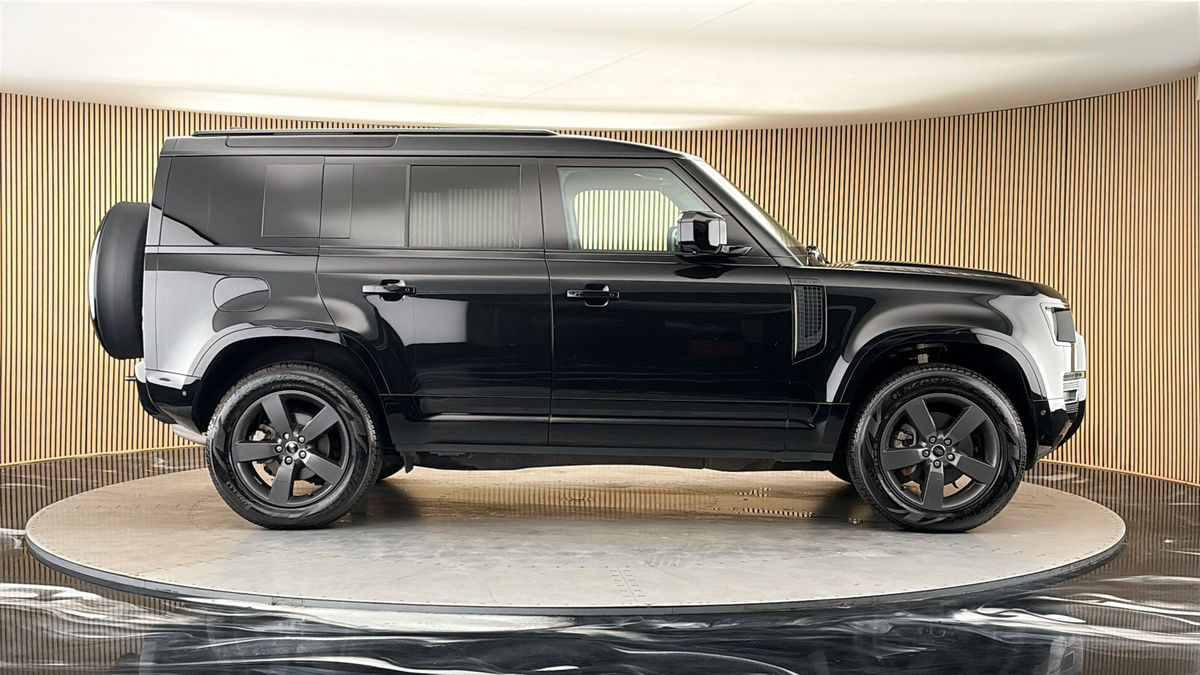 Land Rover Defender 110 Image 16