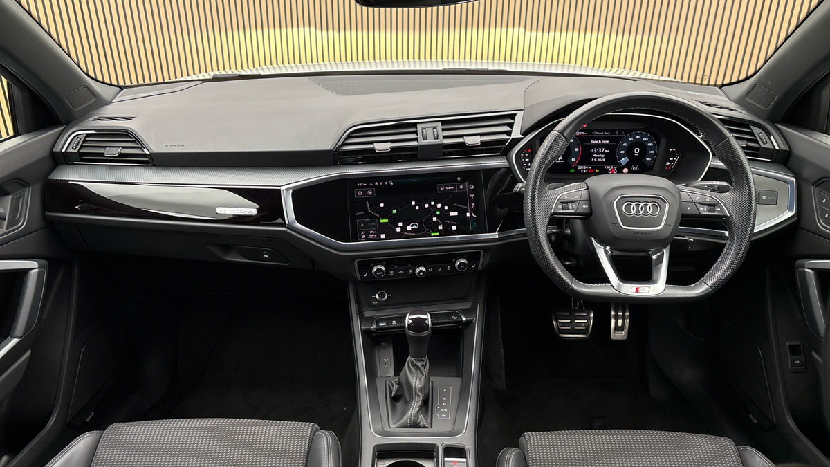 Audi Q3 Image 12