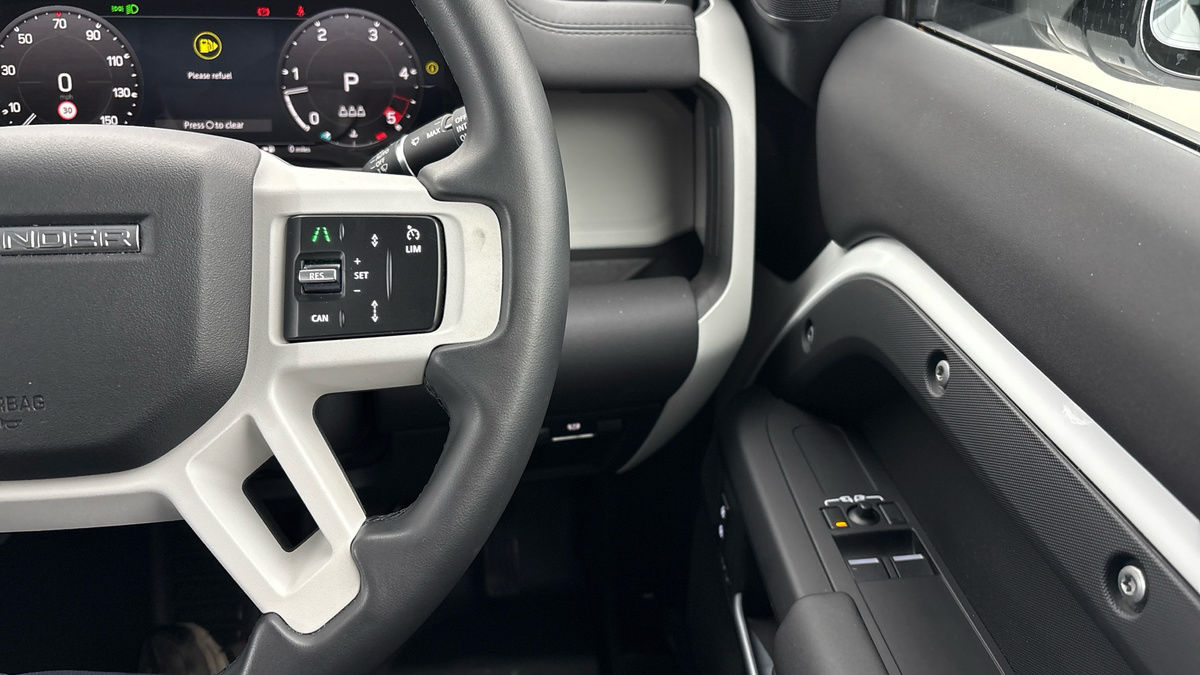 Land Rover Defender 90 Image 14