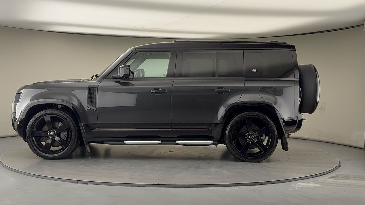 Land Rover Defender 110 Image 15