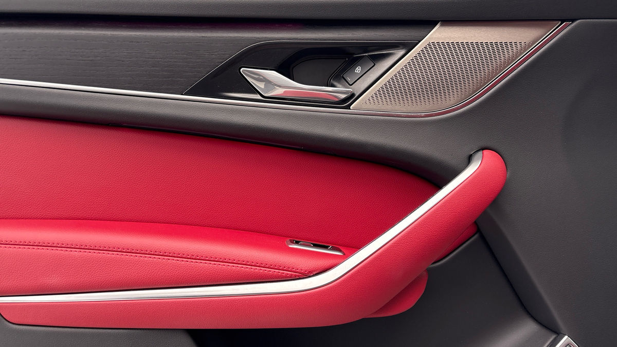 Jaguar F-PACE Image 19