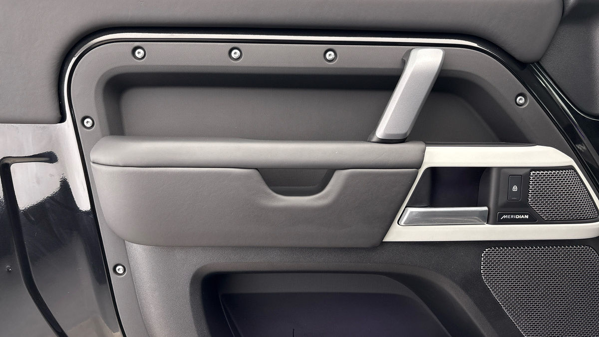 Land Rover Defender 90 Image 19