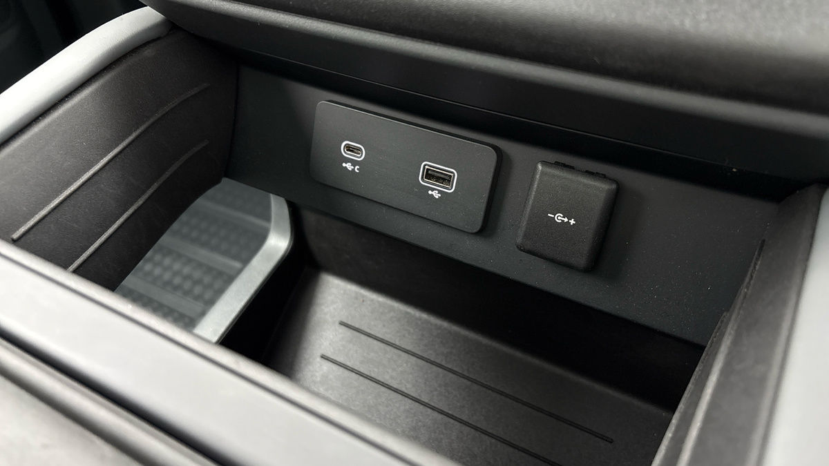 Land Rover Defender 110 Image 30