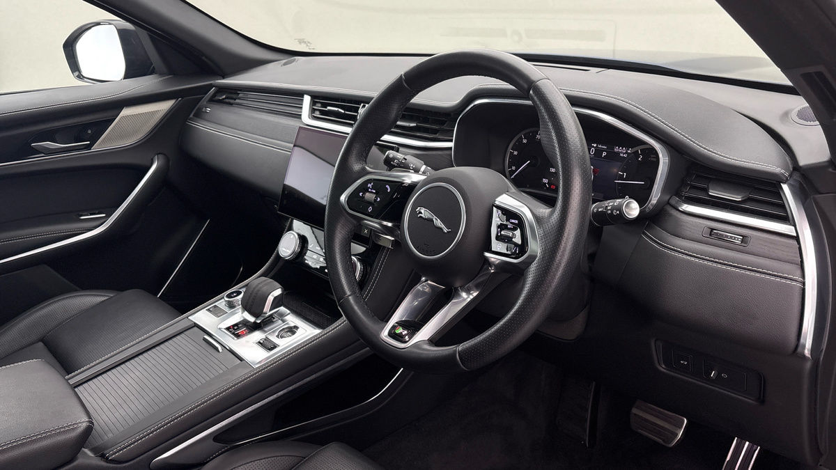 Jaguar F-PACE Image 5
