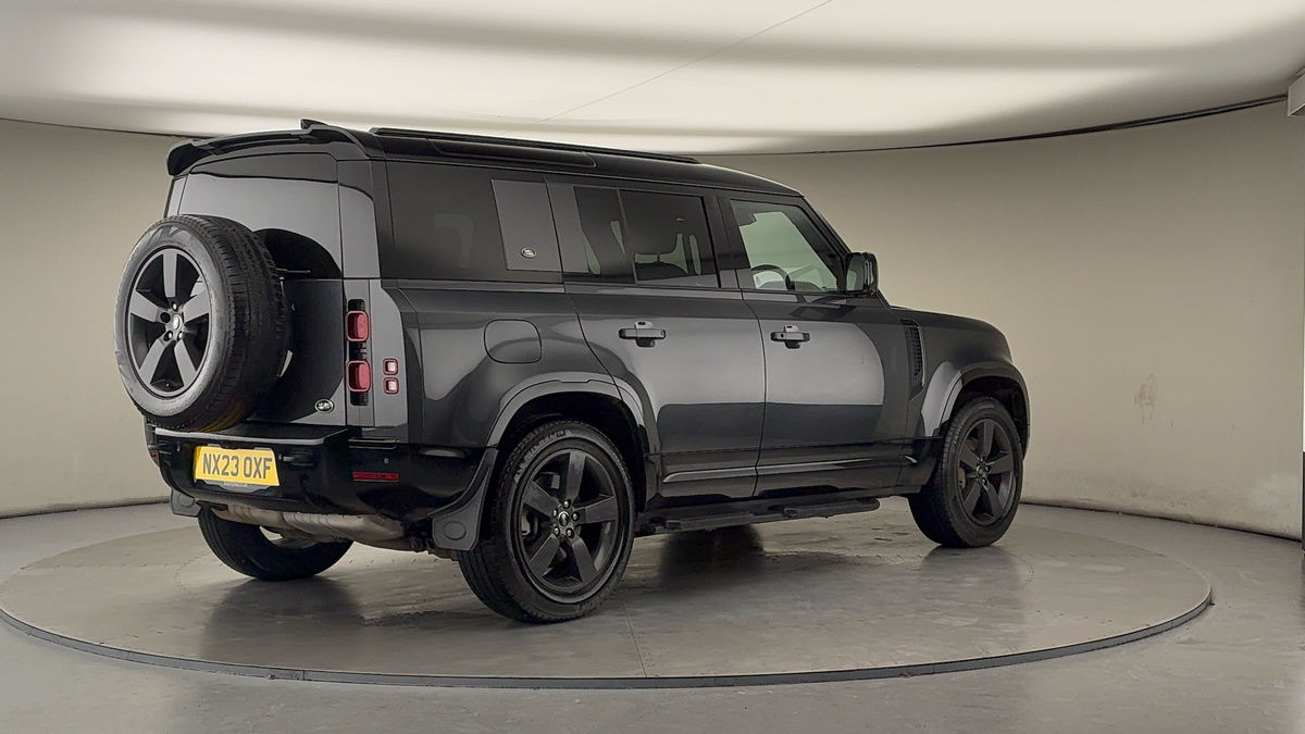 Land Rover Defender 110 Image 21