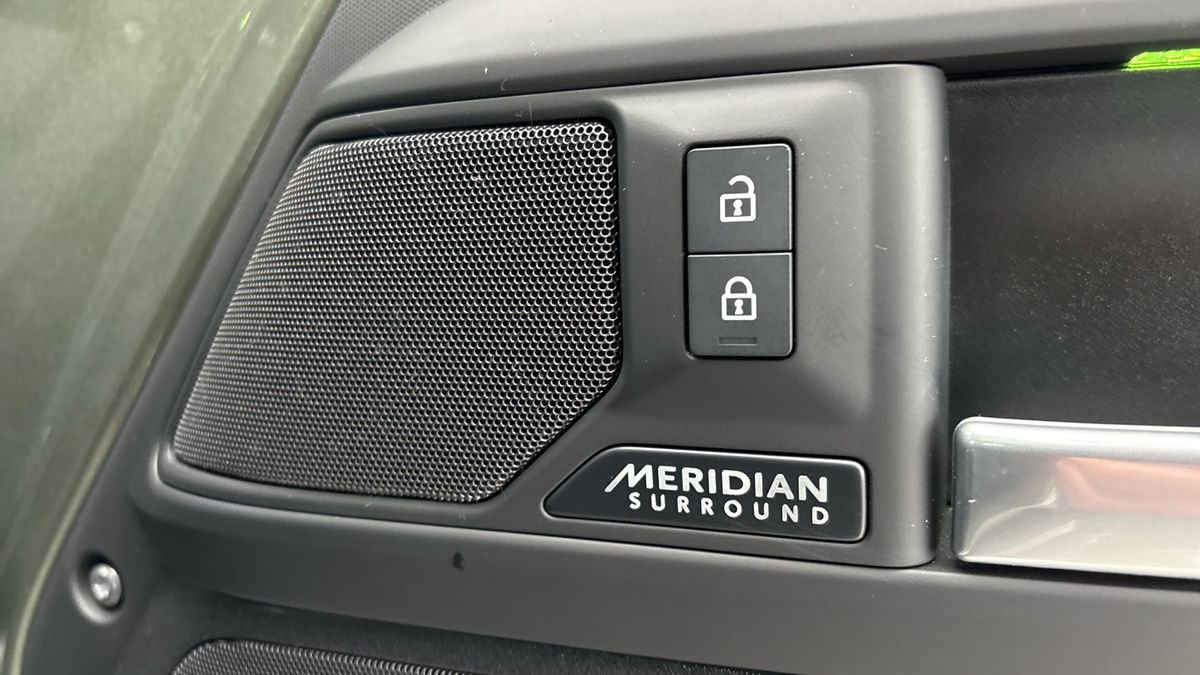 Land Rover Defender 110 Image 25