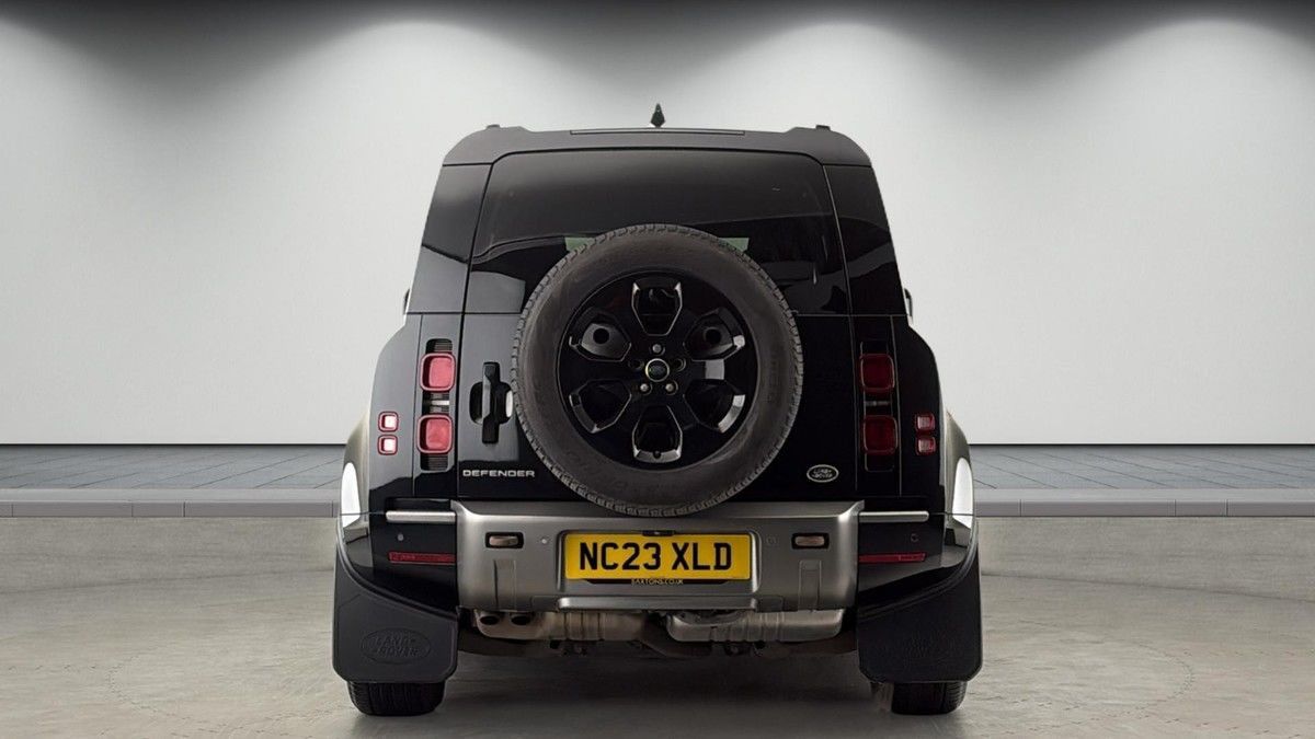 Land Rover Defender 110 Image 4
