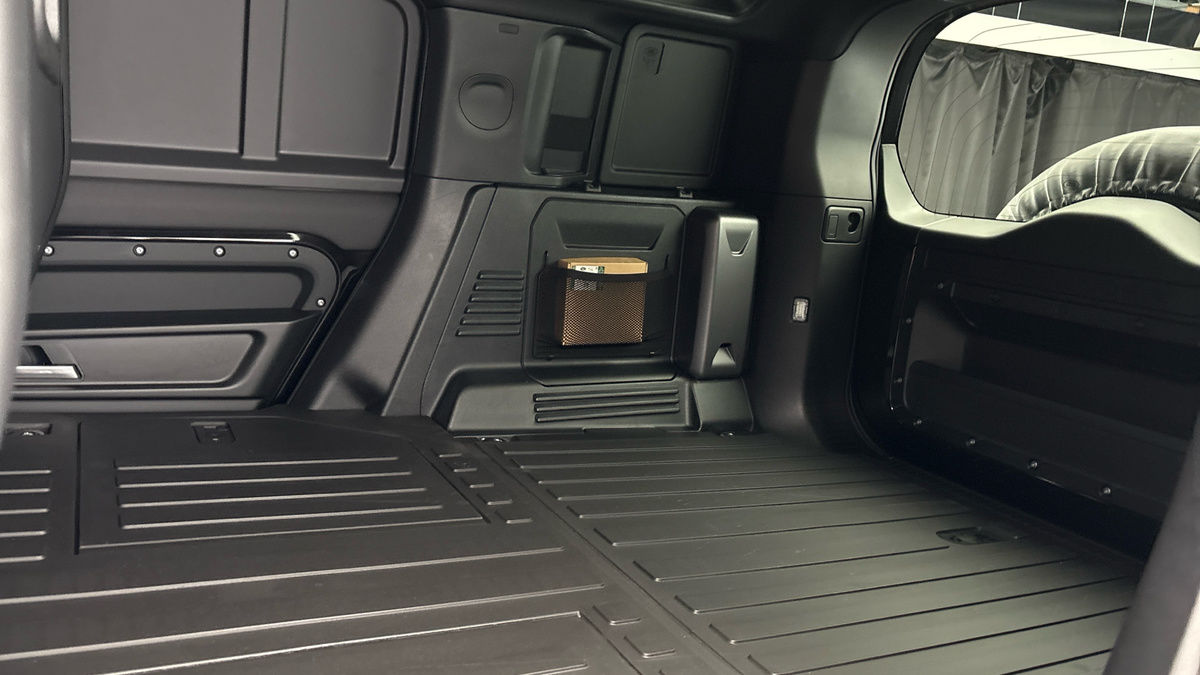 Land Rover Defender 110 Image 9