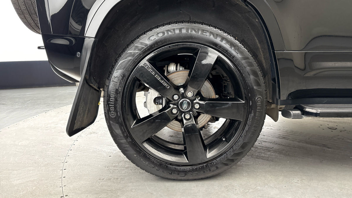 Land Rover Defender 110 Image 10