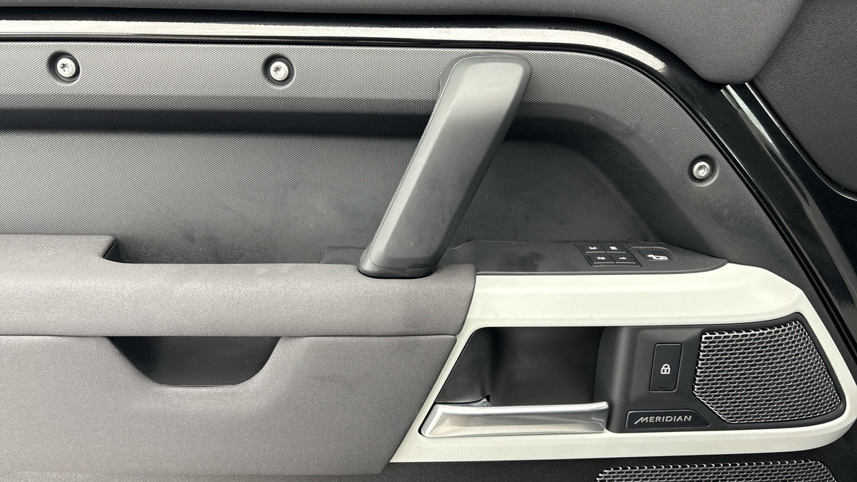 Land Rover Defender 110 Image 19