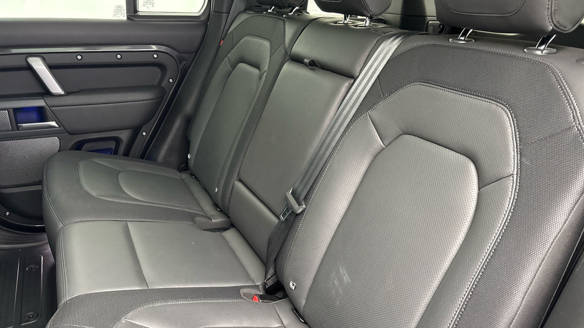 Land Rover Defender 110 Image 8