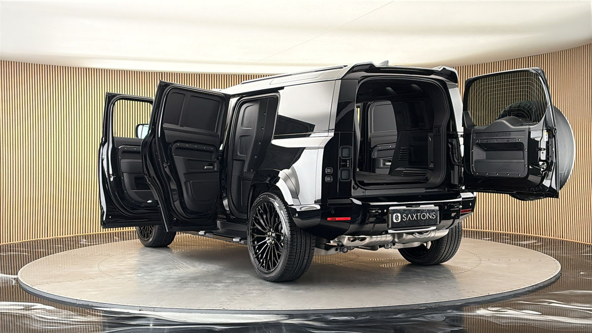 Land Rover Defender 110 Image 23