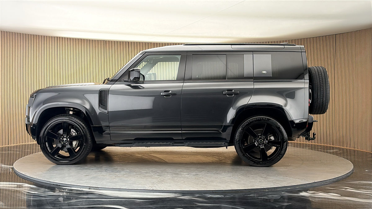 Land Rover Defender 110 Image 15