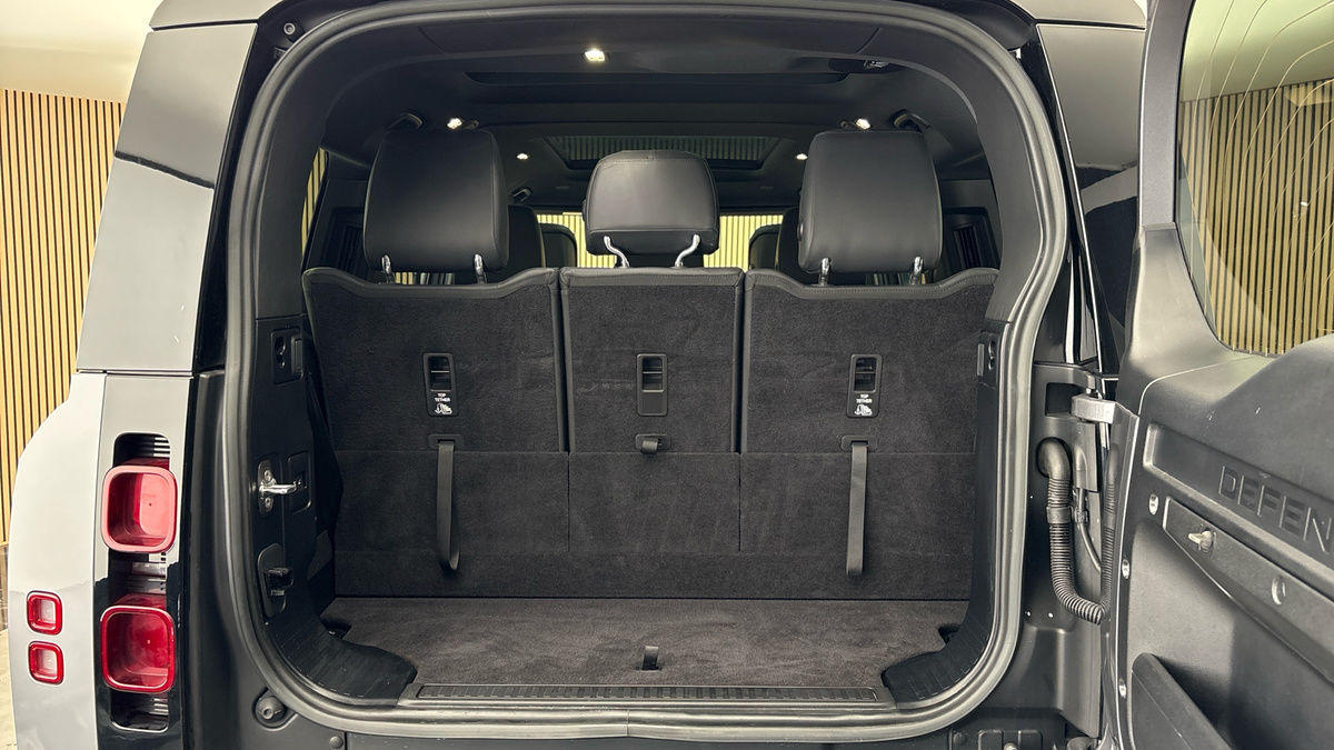Land Rover Defender 130 Image 11