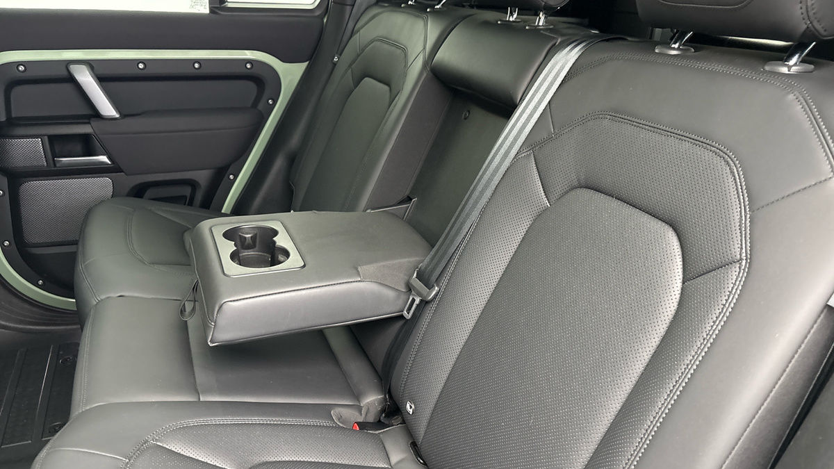 Land Rover Defender 110 Image 9