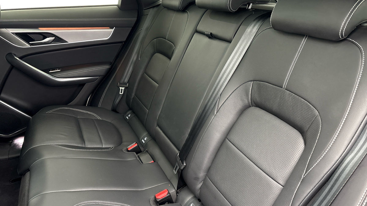 Jaguar F-PACE Image 8