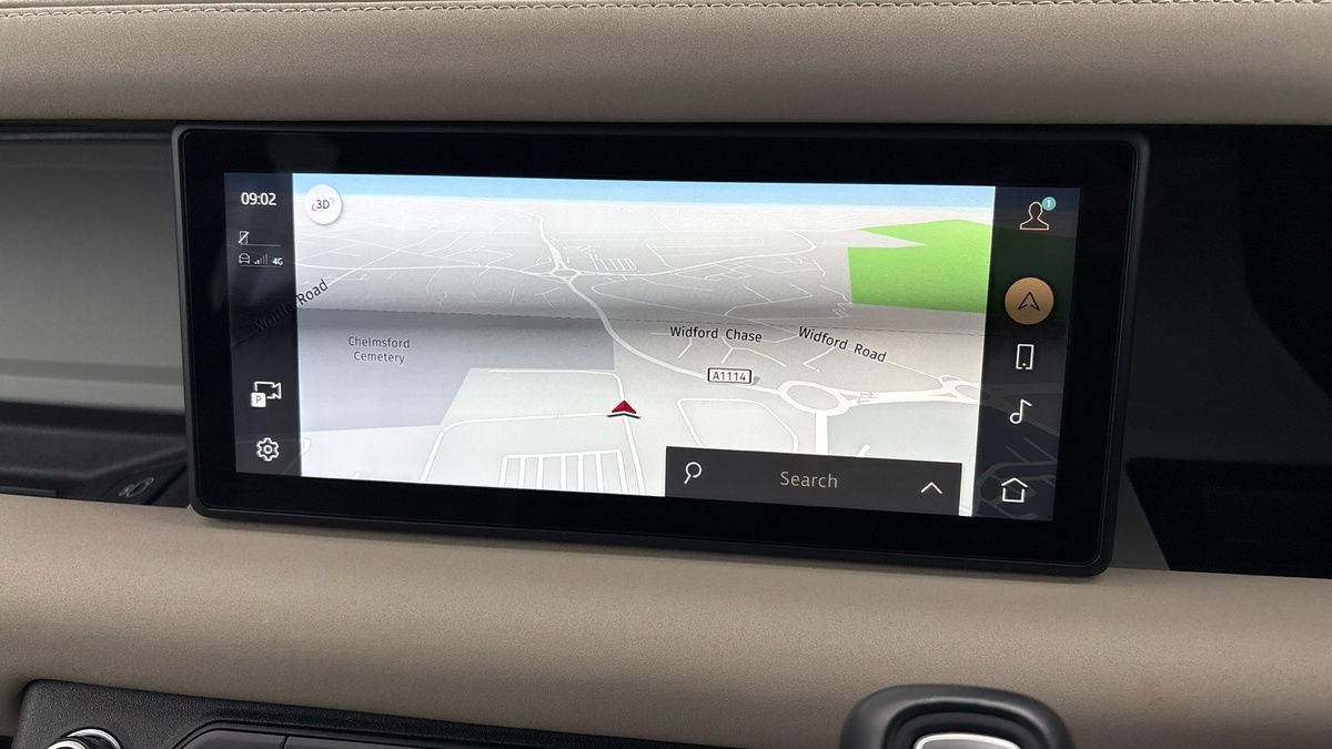 Land Rover Defender 110 Image 17