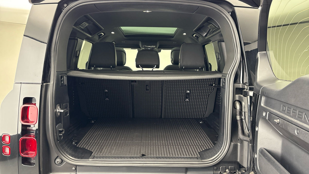 Land Rover Defender 110 Image 11