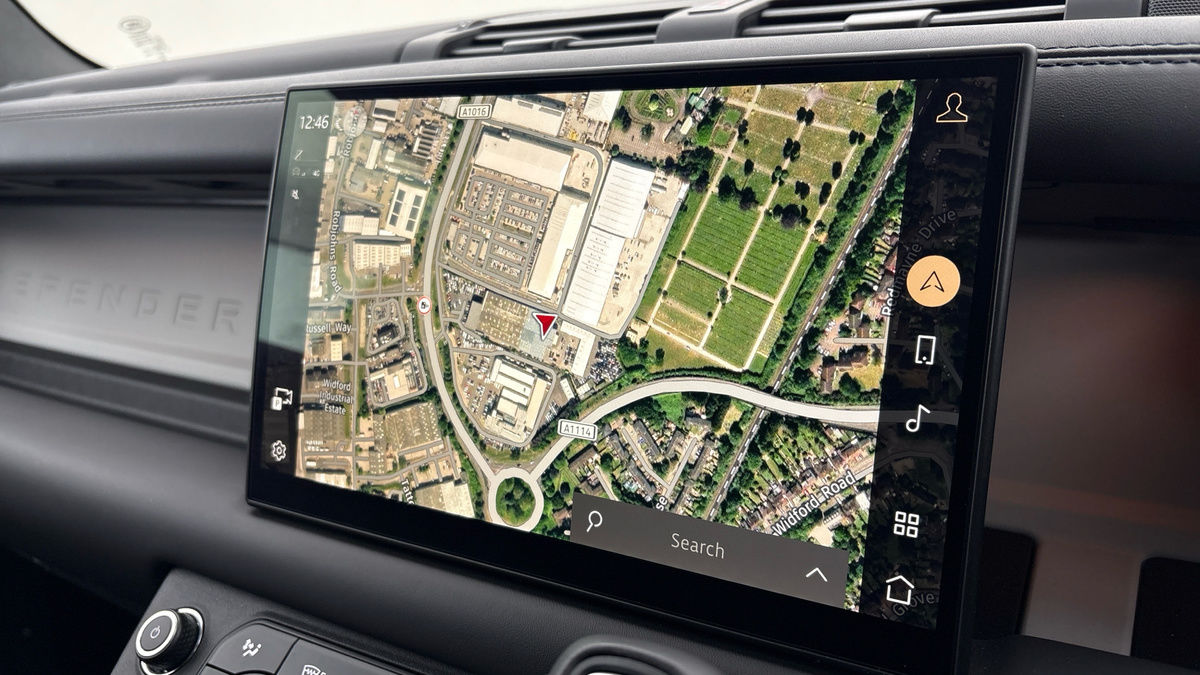 Land Rover Defender 110 Image 17