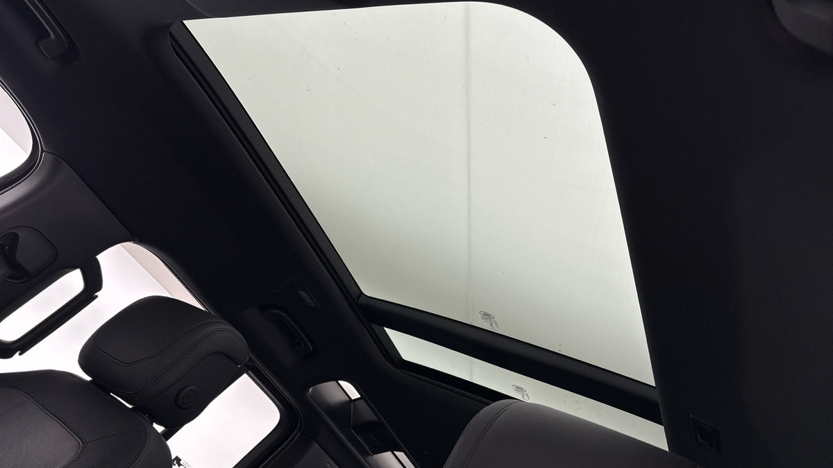 Land Rover Defender 110 Image 6